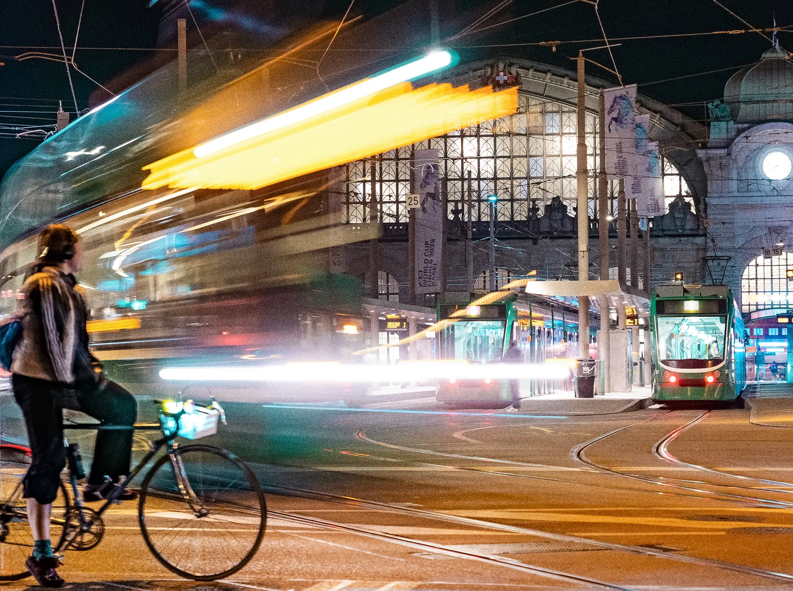 Velo und Tram in Bewegung am SBB