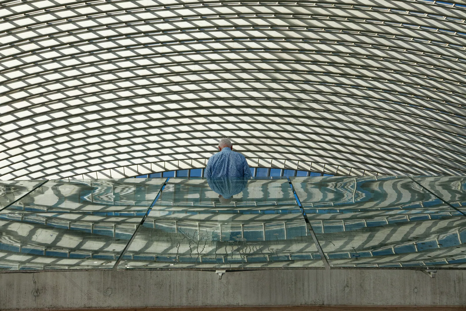 Reisender im Auge der Dachwelle