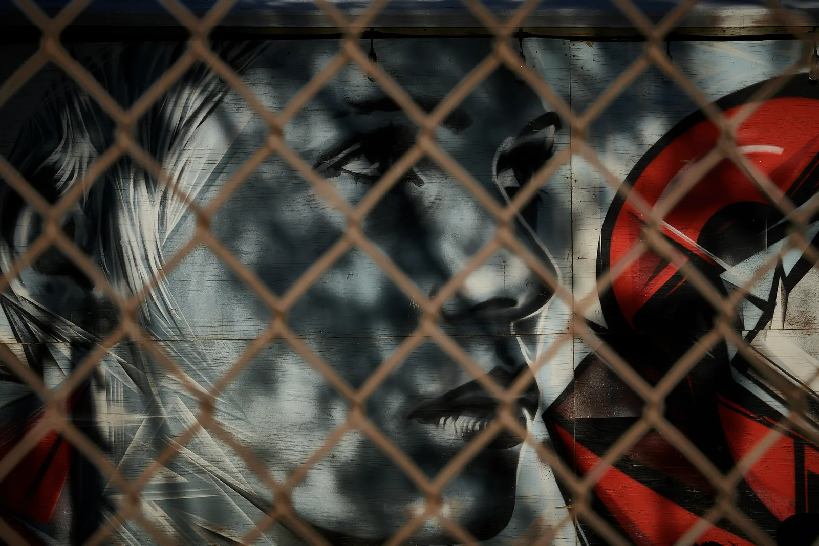 Frau hinter Gittern