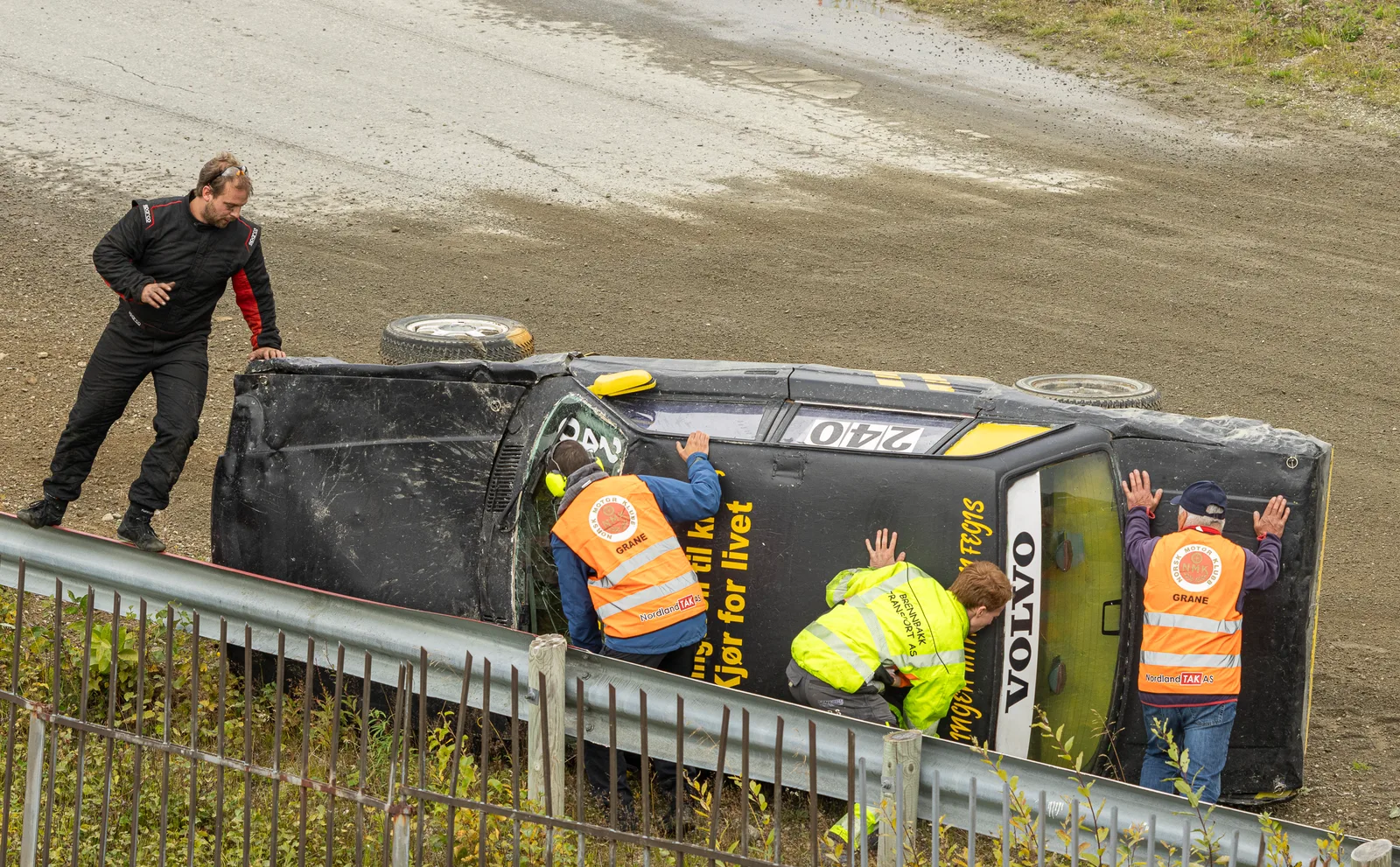 Torkil Eriksen (links) NMK Grane ist Vereinsleiter, Organisator und Crashpilot. Die Unfälle verlaufen aber alle aufgrund der moderaten Geschwindigkeit glimpflich.