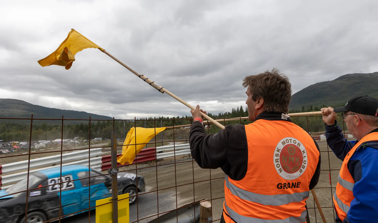 Kristian Karlsen, NMK Brønnøy erhält eine gelbe Flagge (1 gelbe Flagge bedeutet langsamer fahren, 2 Gelbe dass ein Auto auf der Strecke gerettet wird).