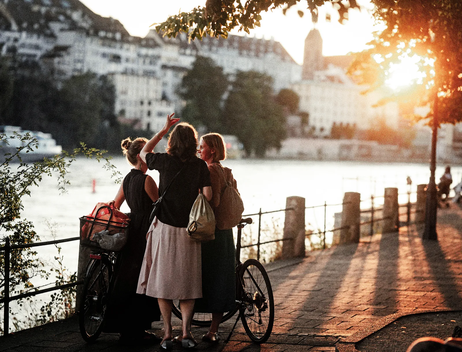Freundinnen am Rhein