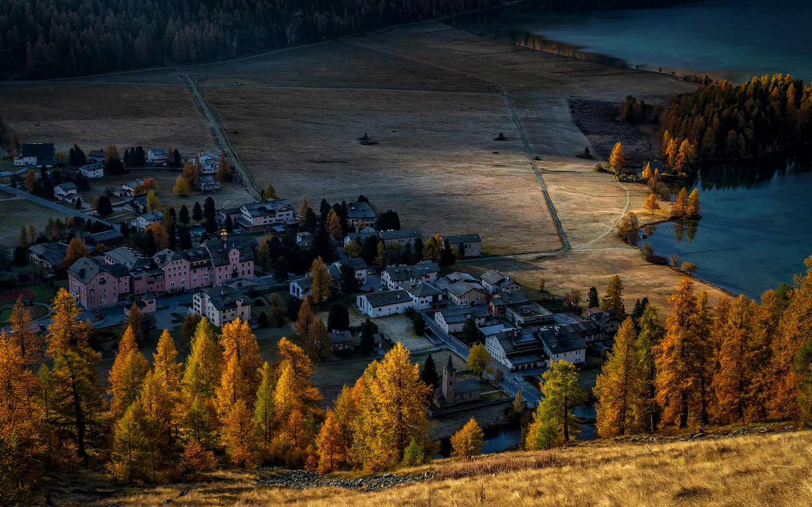 Erste Sonnenstrahlen streifen über Sils Baselgia