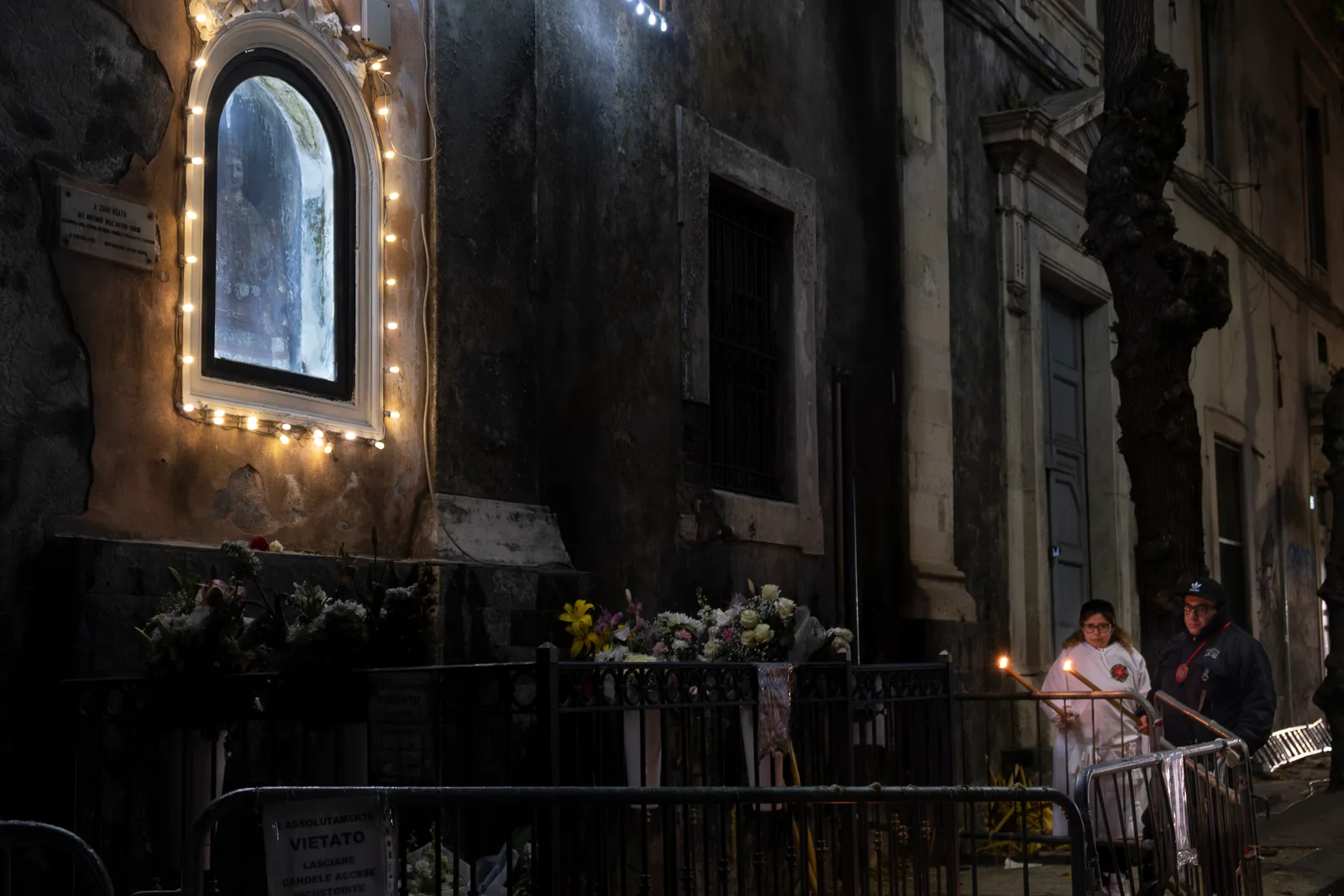 Intimate prayer away from the crowd
