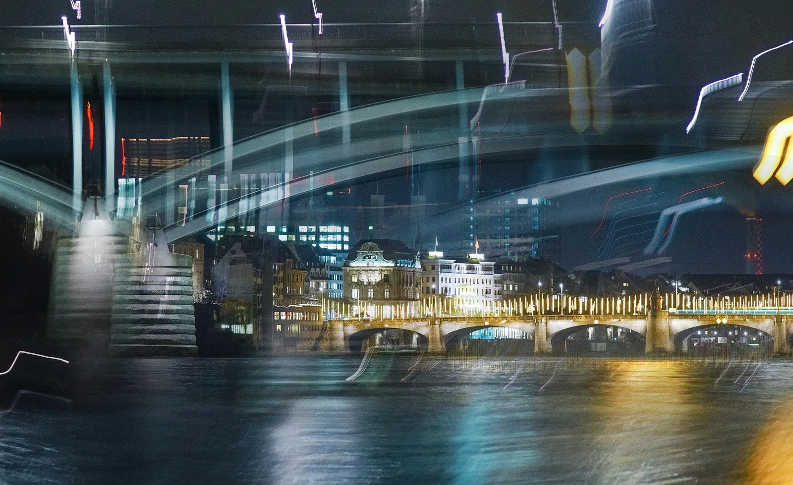 Unter den Brücken bewegt sich die Stadt