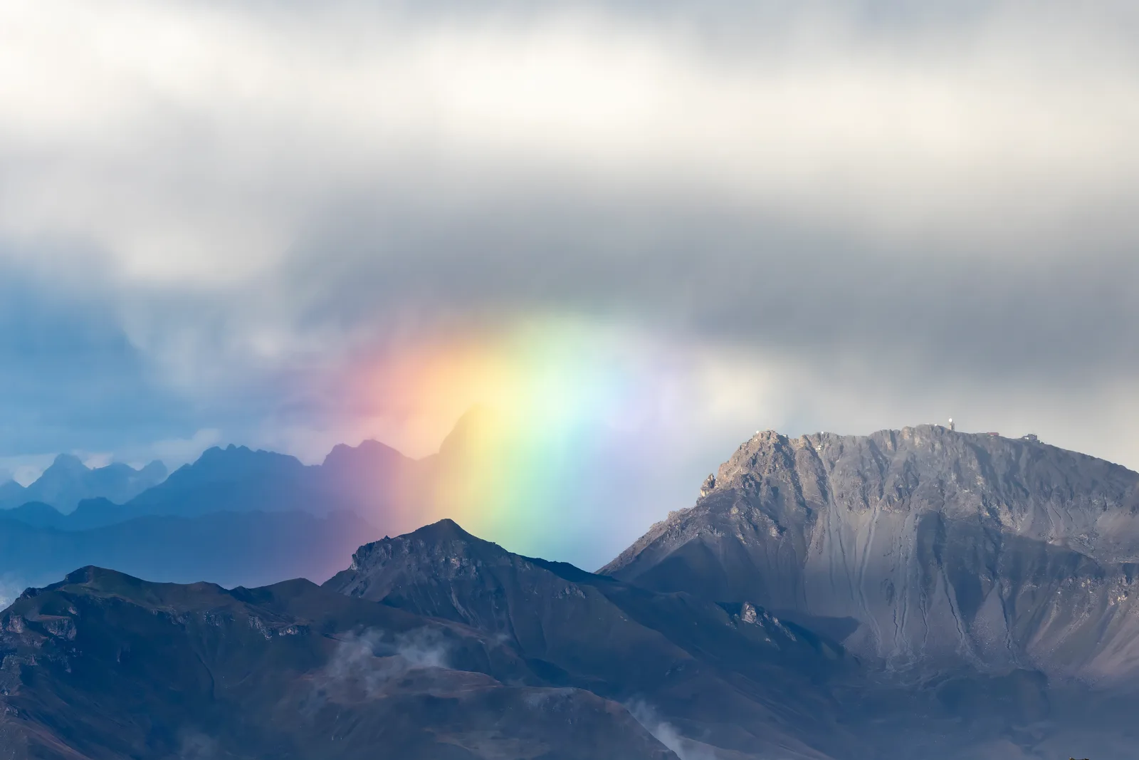 Regenbogen in den Bergen