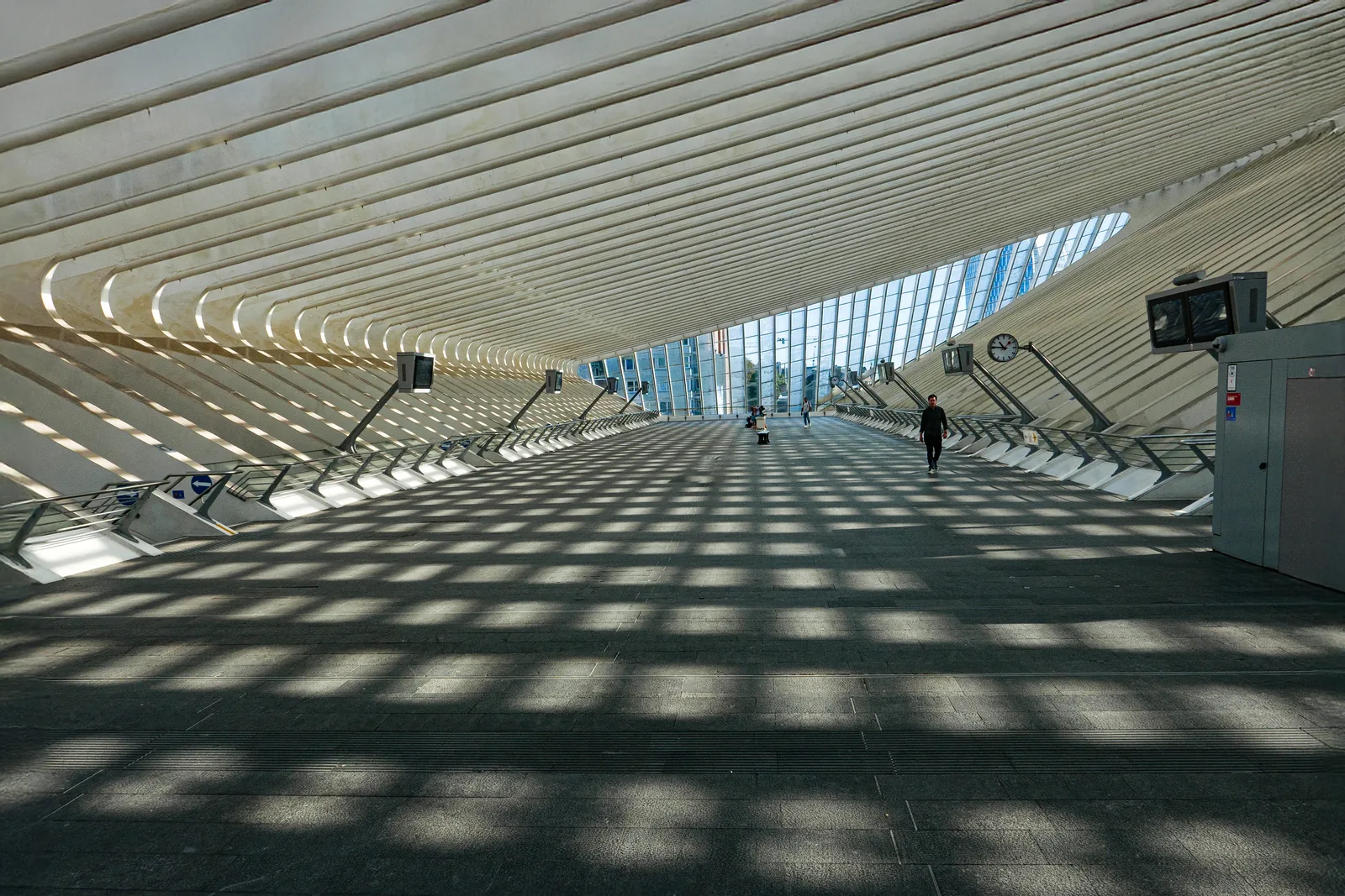 Transparente Skulptur aus Licht und Schatten