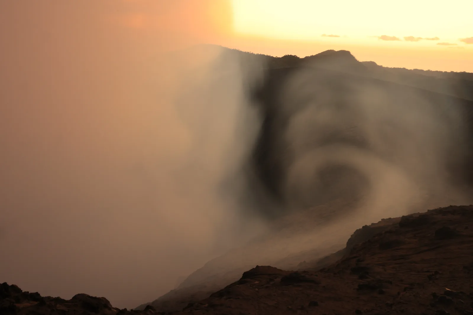 Wolkenspiel am Kraterrand