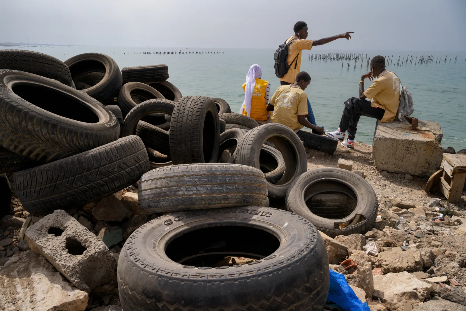 Schüler machen eine Schulpause am Strand von Rufisque