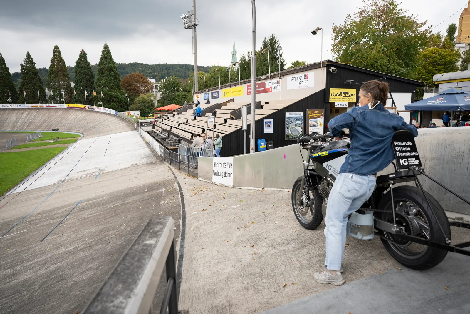 Vor jedem Rennen muss der schwere Töff die steile Rennbahn hinabgestossen werden.