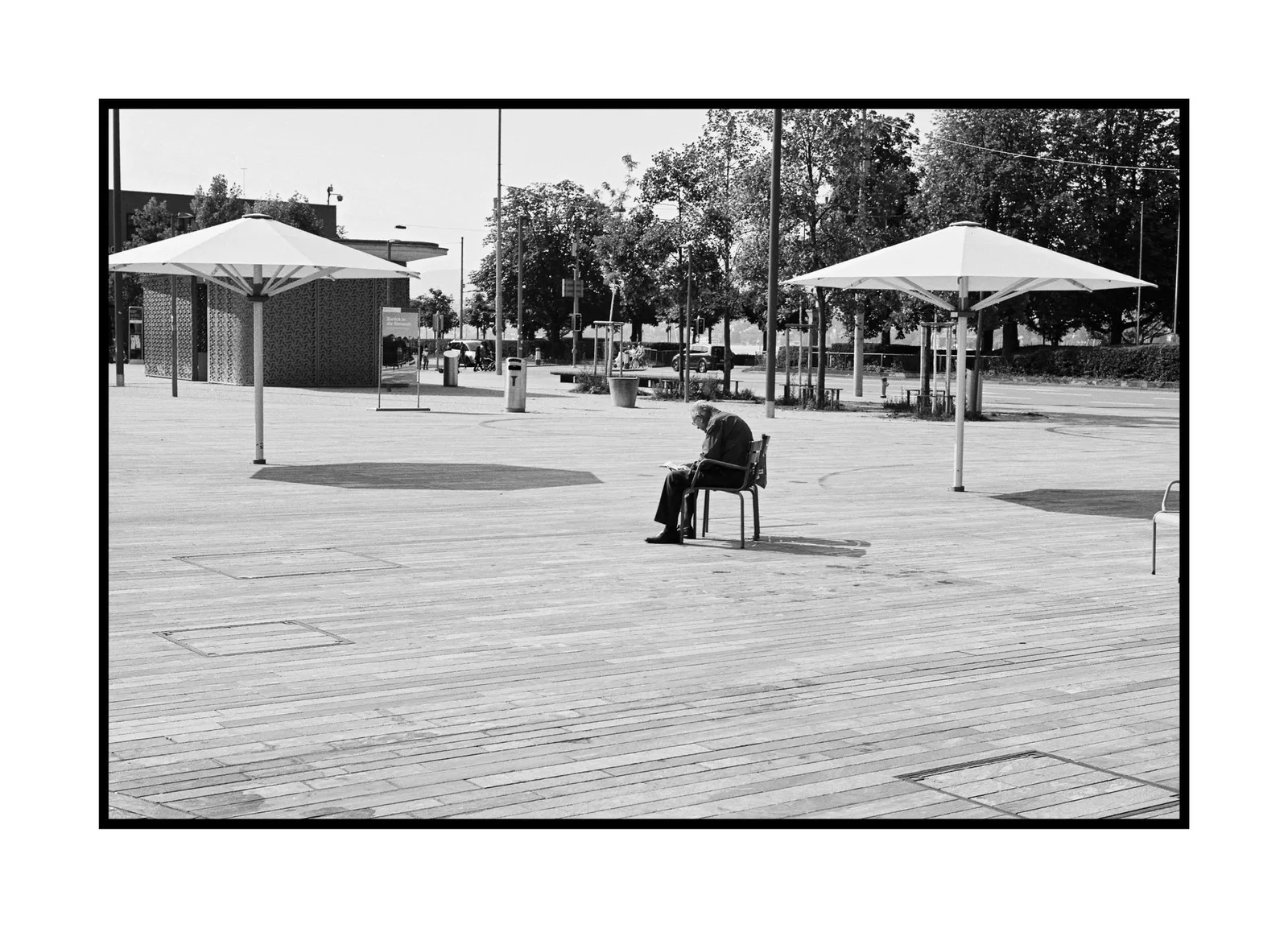 Zwischen drei Schatten - Zürich Opernhausplatz