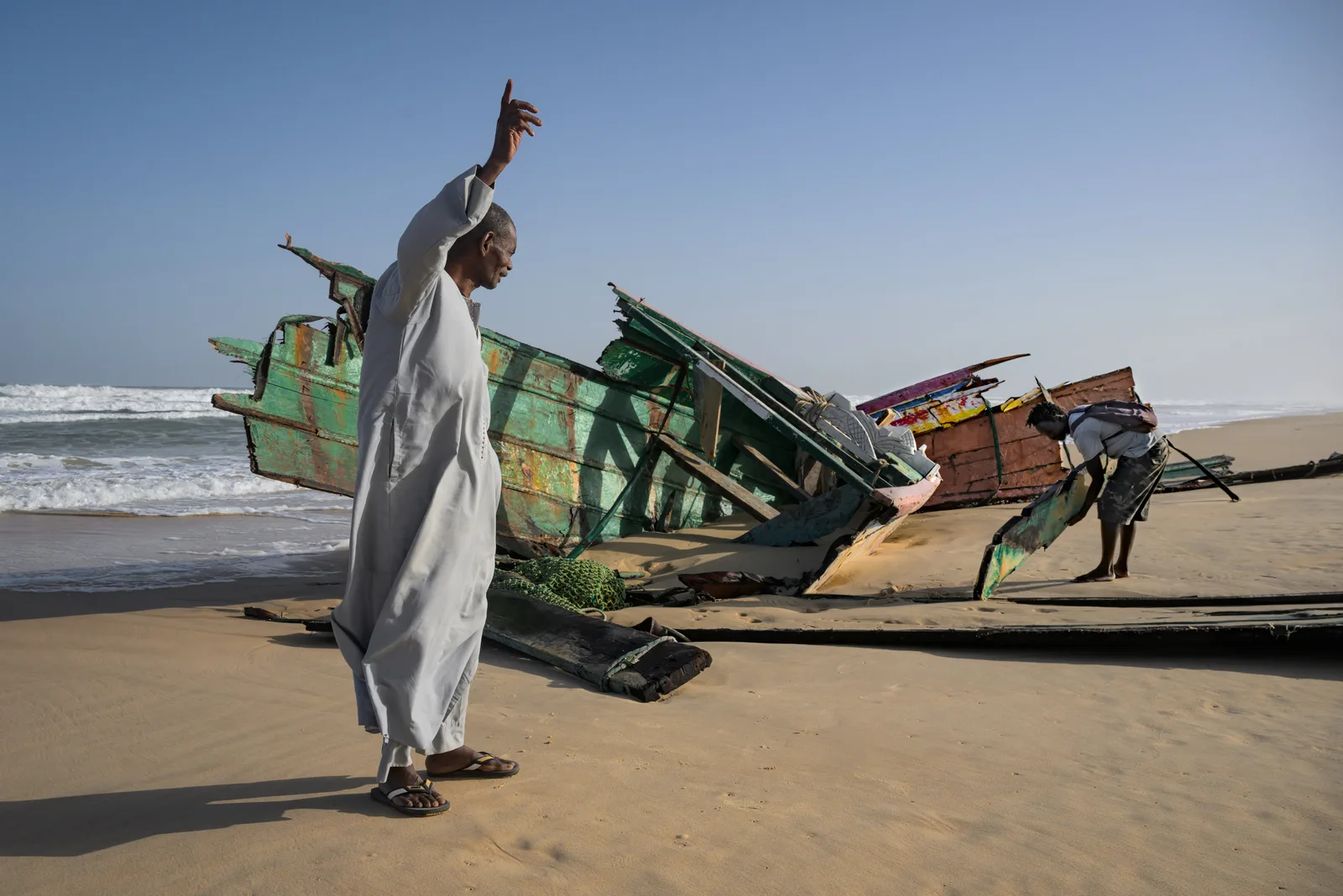 Ein gestrandeten Migrantenboot am Strand von Gadaye