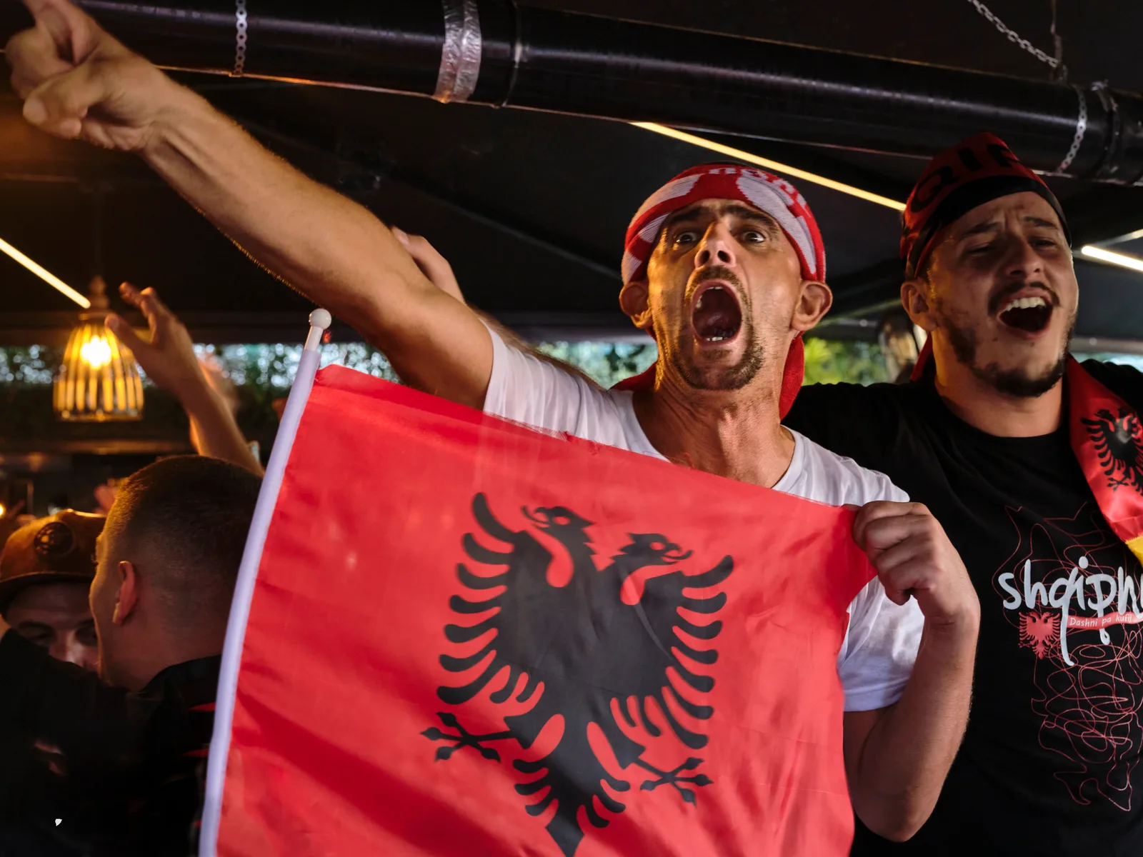 Anhänger von Grossalbanien vor dem Fussballmatch