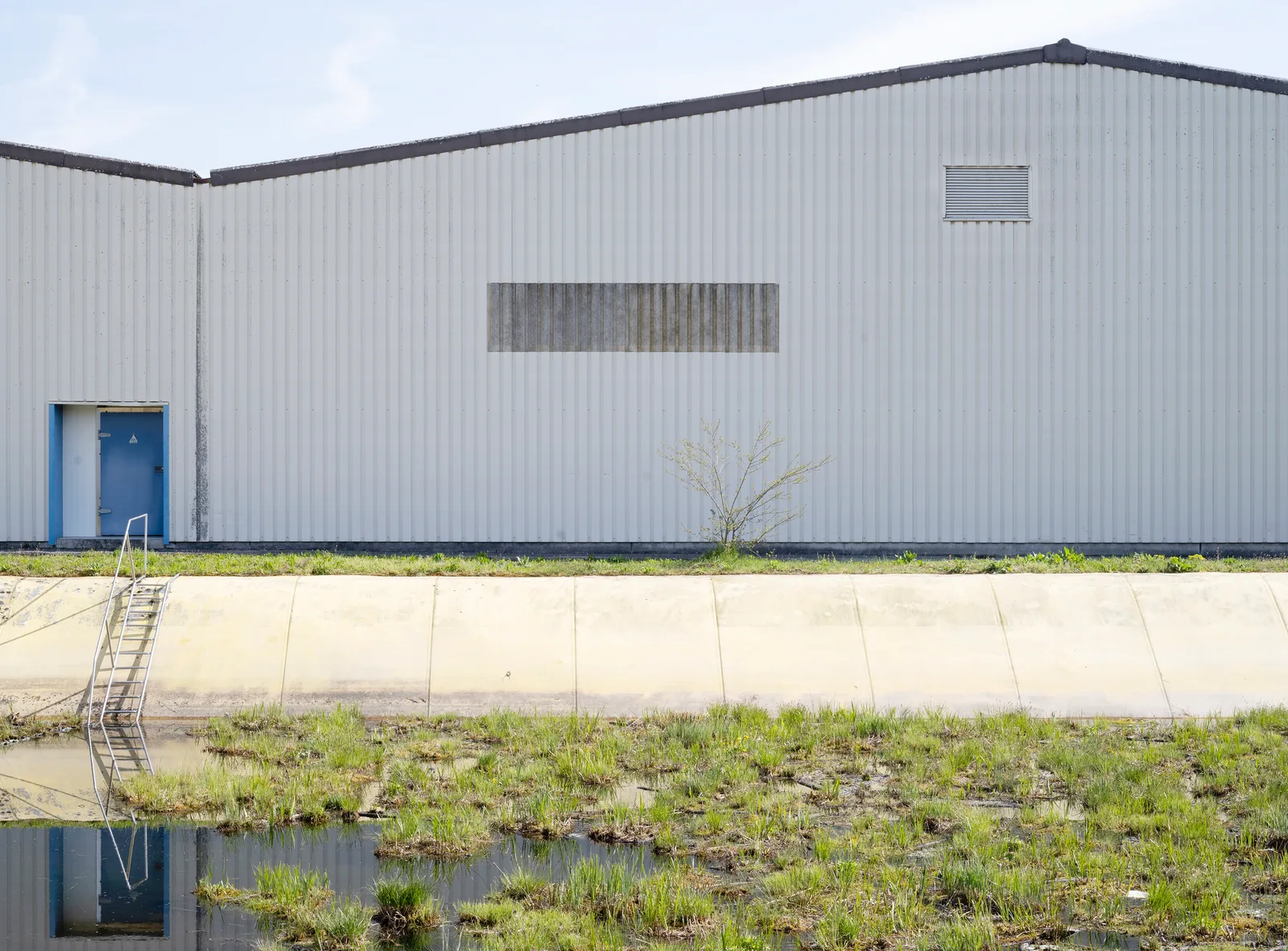 Fassade vor Teich