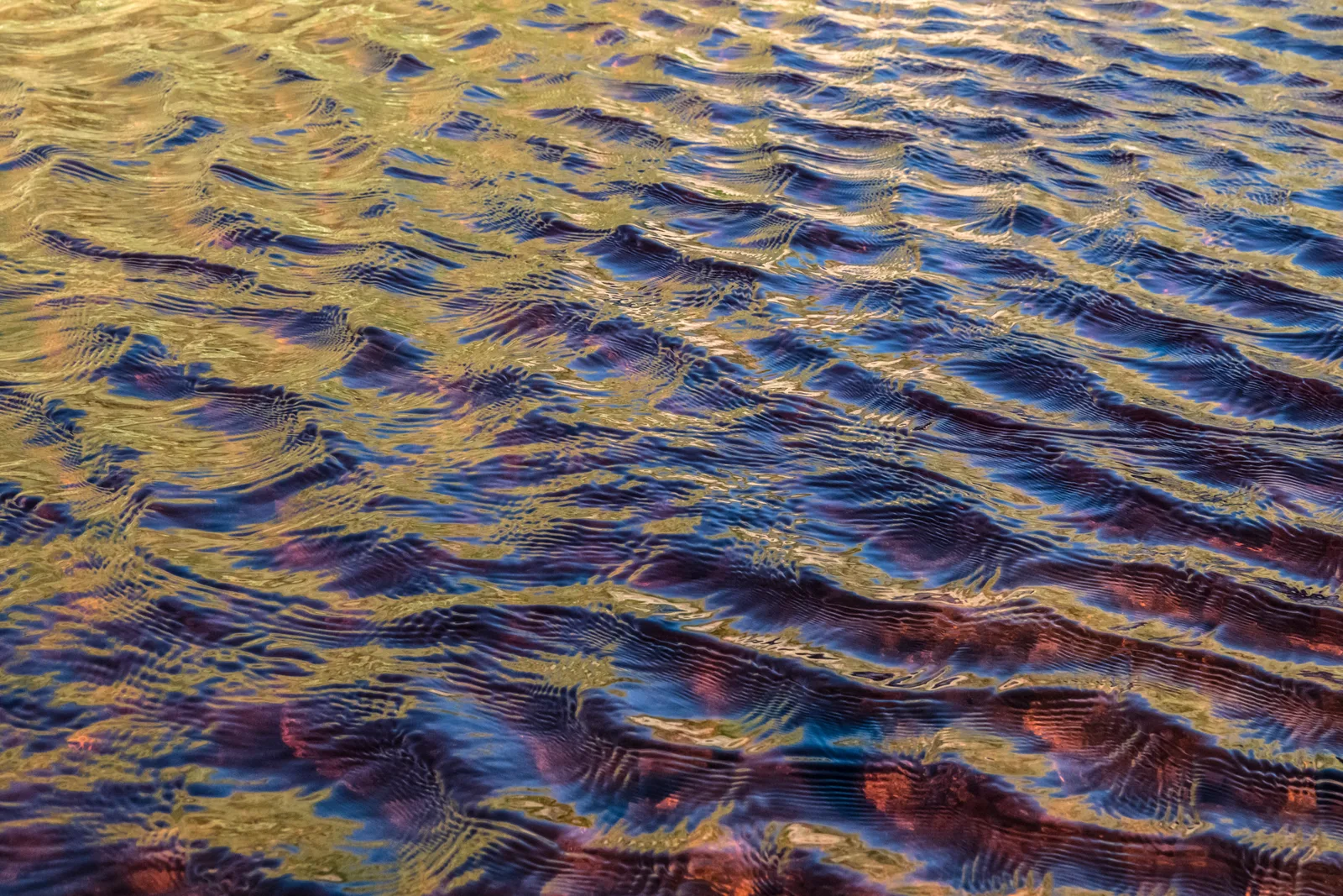 Eintreffen feiner Wellen am Ufer der Strath Bay bei Gairloch (Scotland) am Abend