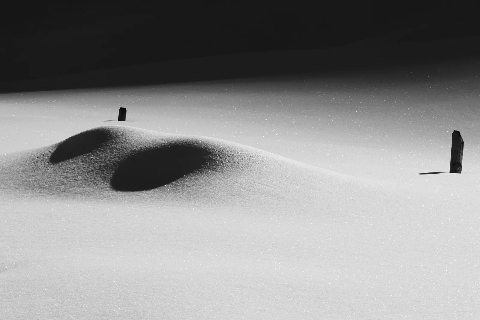 Schatten in unberührtem Schnee