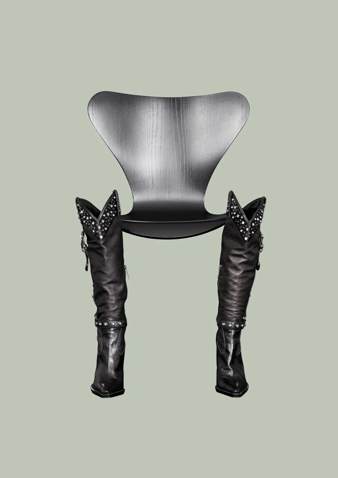 Arne Jacobsen chair, ready to walk away (Studio)