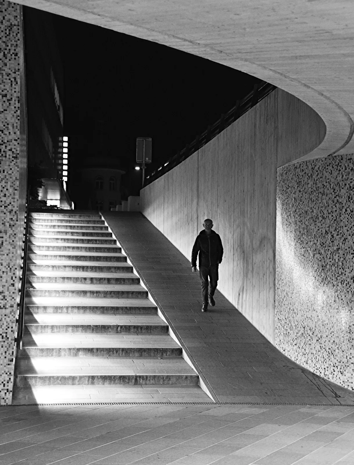 Nachtstimmung bei der Treppe in den Untergrund