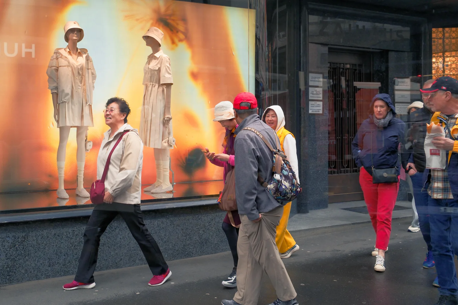 CITY TOURS – STREET PHOTOGRAPHS – THE HUMAN ZOO 5 BY JUNG MERLIN