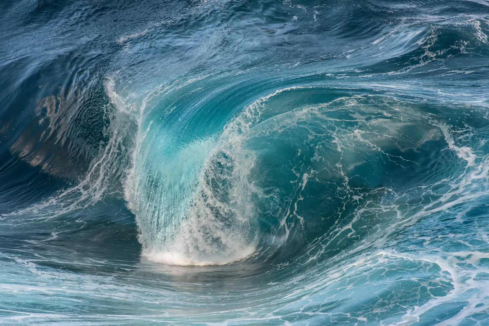 Ankunft einer besonders hübschen Welle an der Punta Grande auf El Hierro (Islas Canarias)