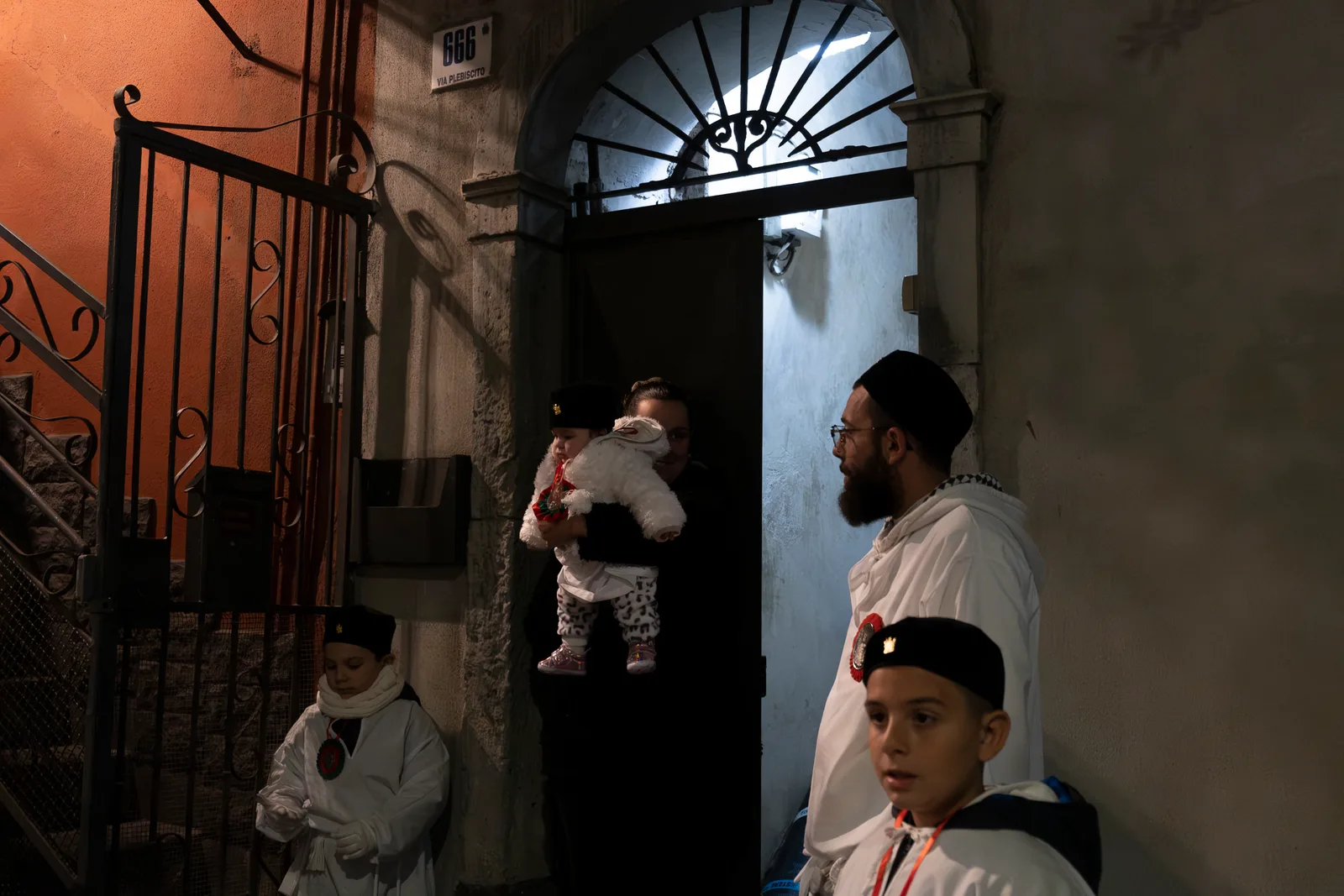 The full family waiting for the passage of the ferculum in front of their house