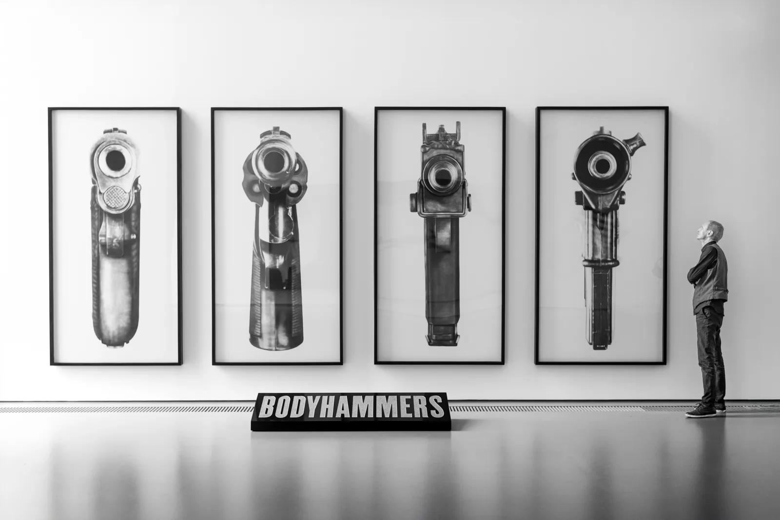 Blick auf Robert Longos Bodyhammers
