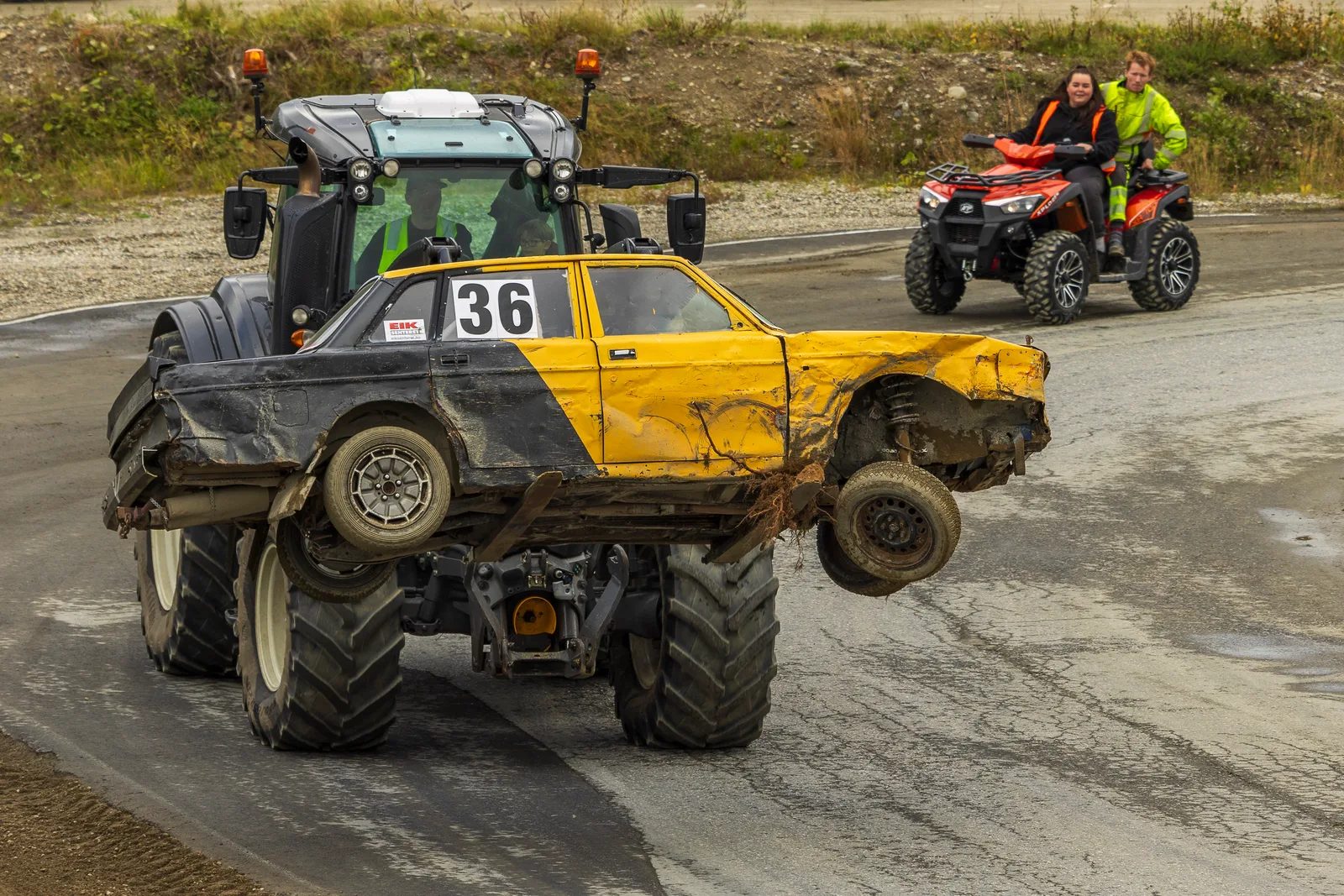 Bei Totalschaden wird der Pannendienst durch einen lokalen Farmer erledigt, noch bewegliche Autos werden auch vom super kräftigen 4 wheel Motorcycle weggezogen.