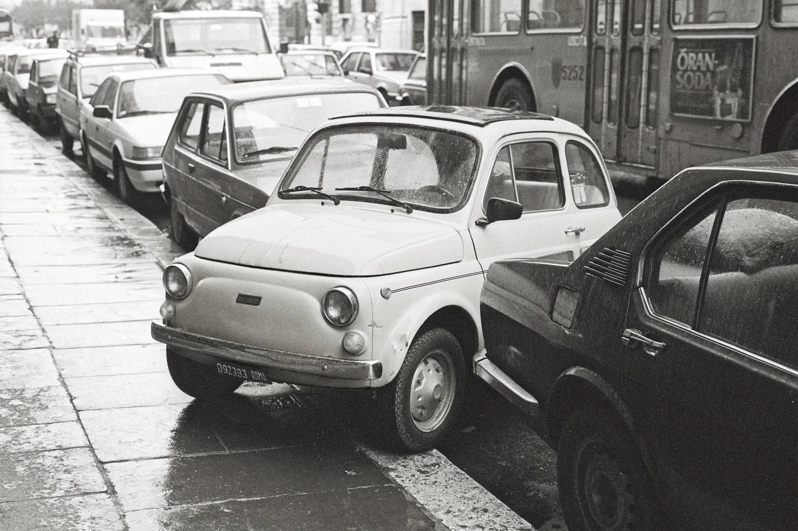 Fiat Cinquecento, imposing its presence in Rome (Black and white)
