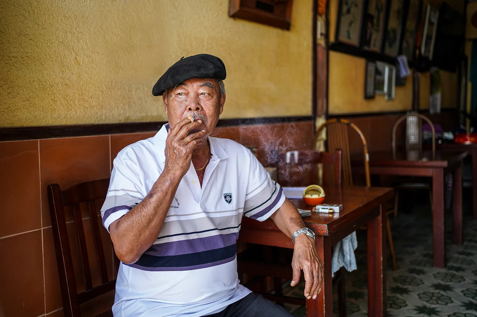 Mann mit Perret. Vietnam ist bis heute vom französischen Kolonialismus geprägt, es gibt einige Gebäude oder sogar Stadtteile im französischen Stil. Einige Menschen sprechen französisch.