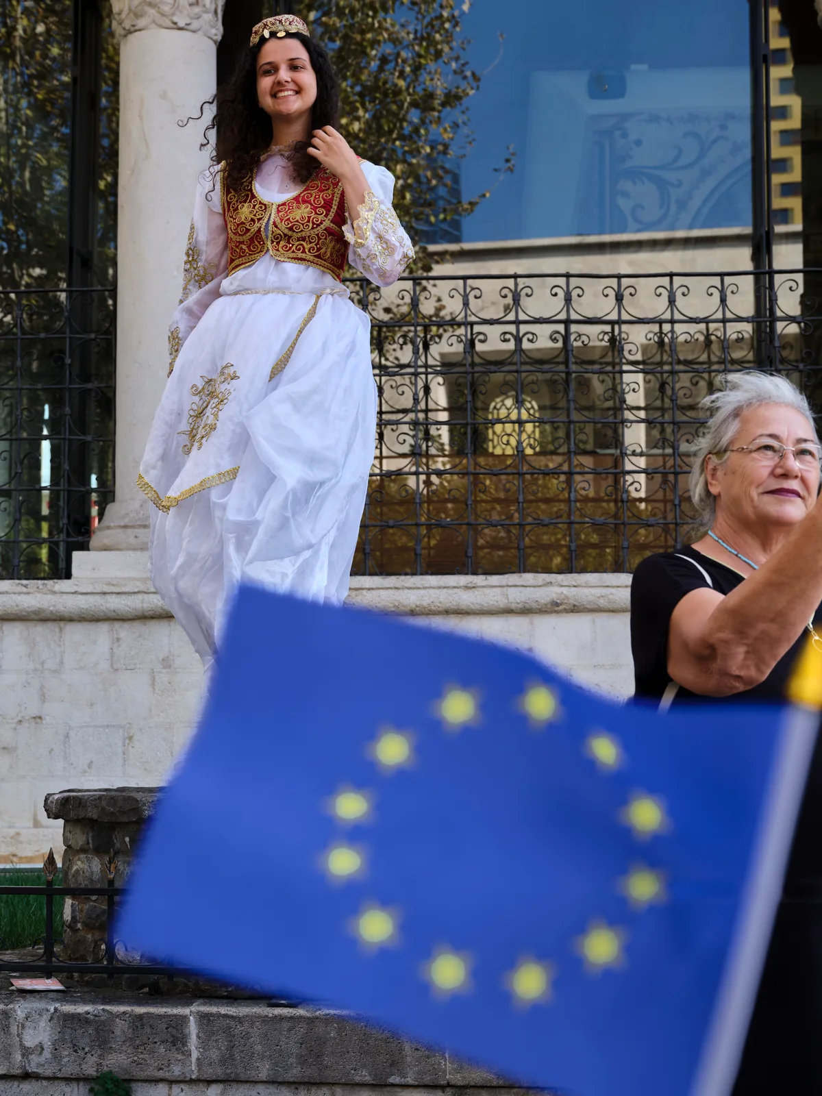 Junge Frau in traditioneller Kleidung in Tirana