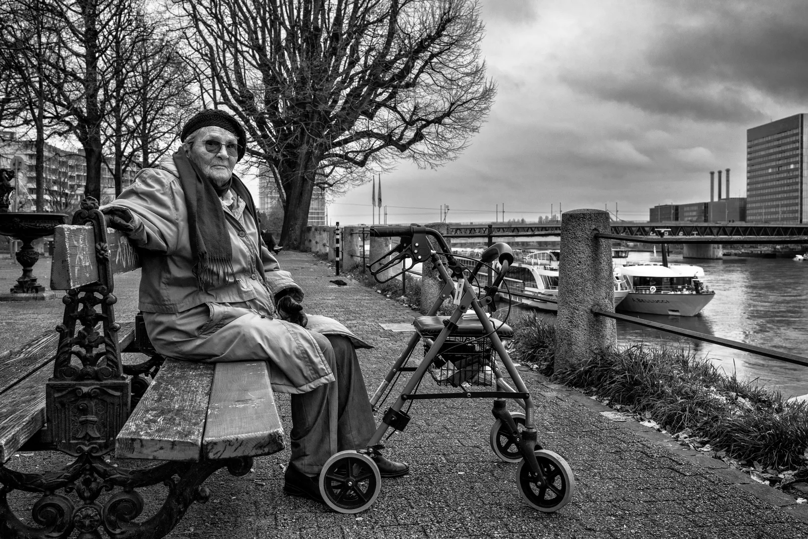 Margrit Benninger am Rhein