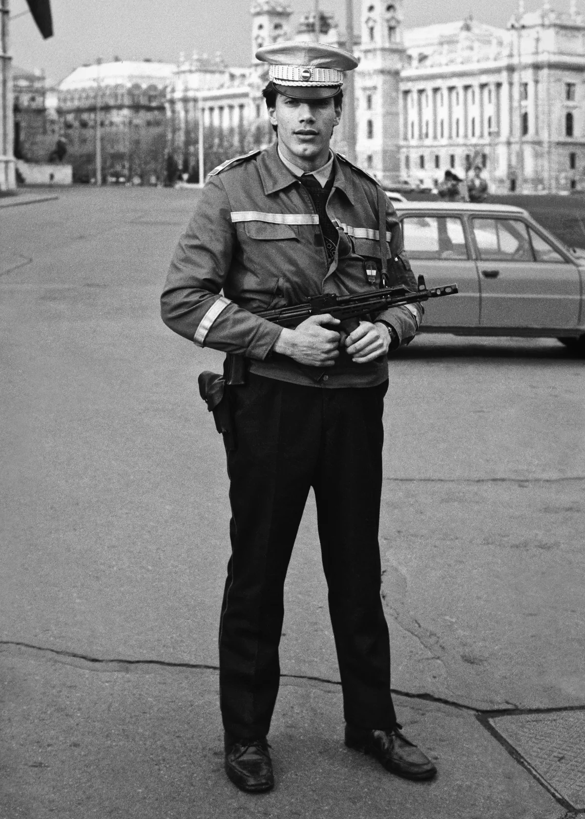 Policeman more curious than guarding