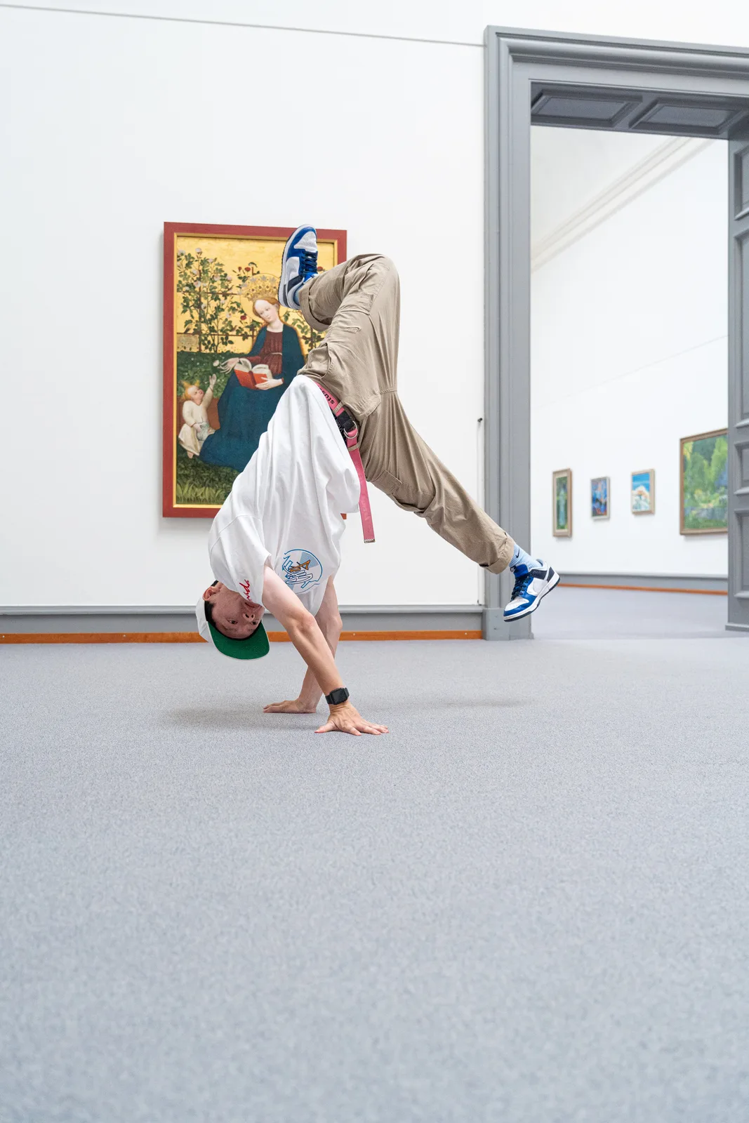bboy pay admiring art